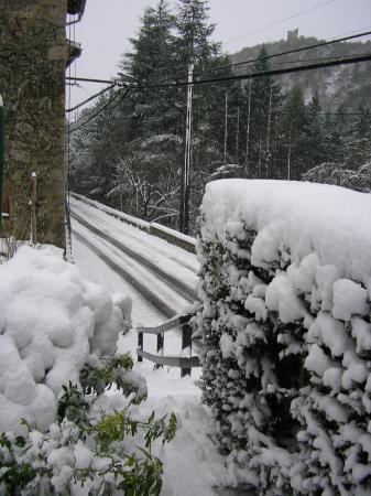 Devant le portillon du grand escalier vers la rout